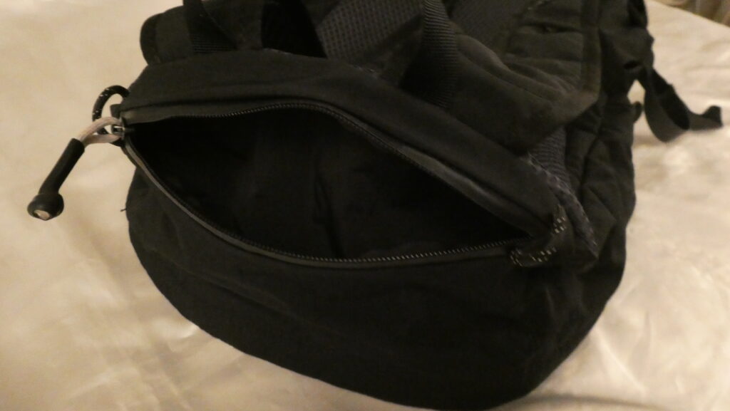 Bellroy Lite Daypack 上部ポケット