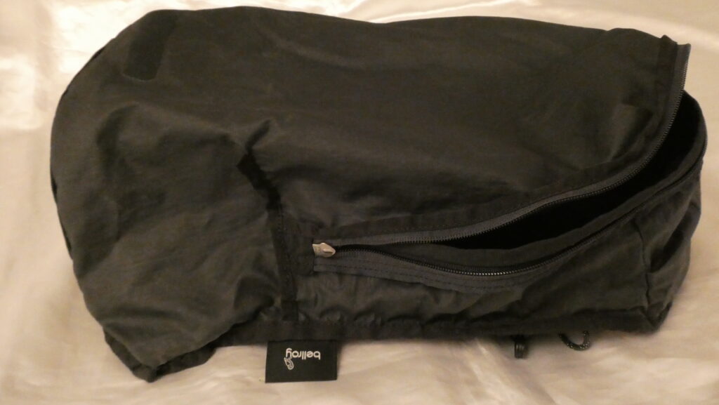 Bellroy Lite Daypack 裏返しとエアタグ入れ