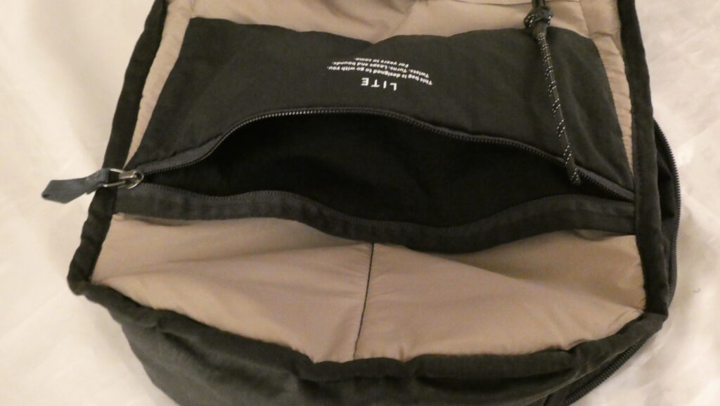 Bellroy Lite Daypack 背面内ポケット