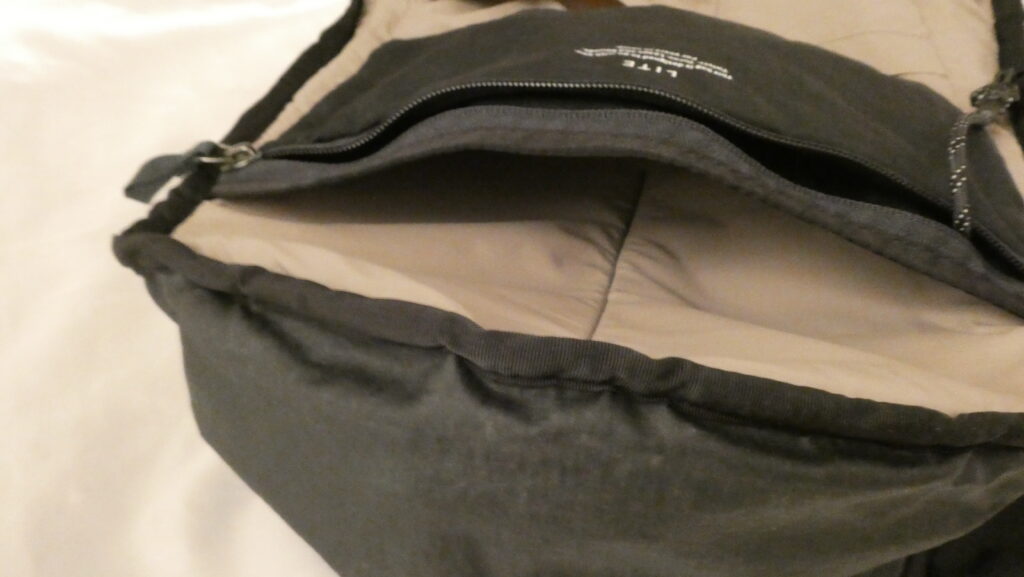 Bellroy Lite Daypack 背面スリーブポケット