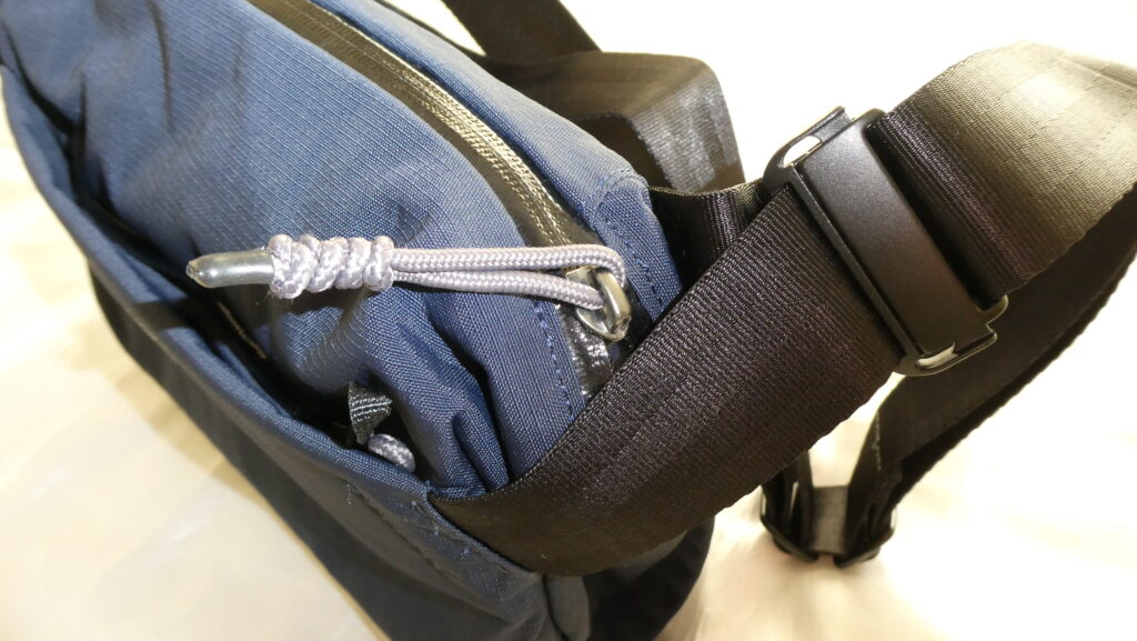 Bellroy Venture Sling 9Lのショルダーとジッパーのアップ