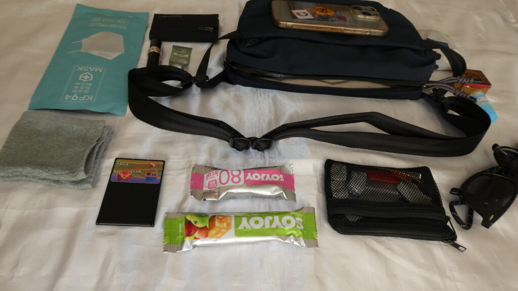 Bellroy Venture Sling 9Lと内容物（容量イメージ）