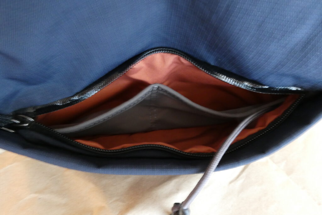 Bellroy Venture Sling 9L 手前ポケット内部