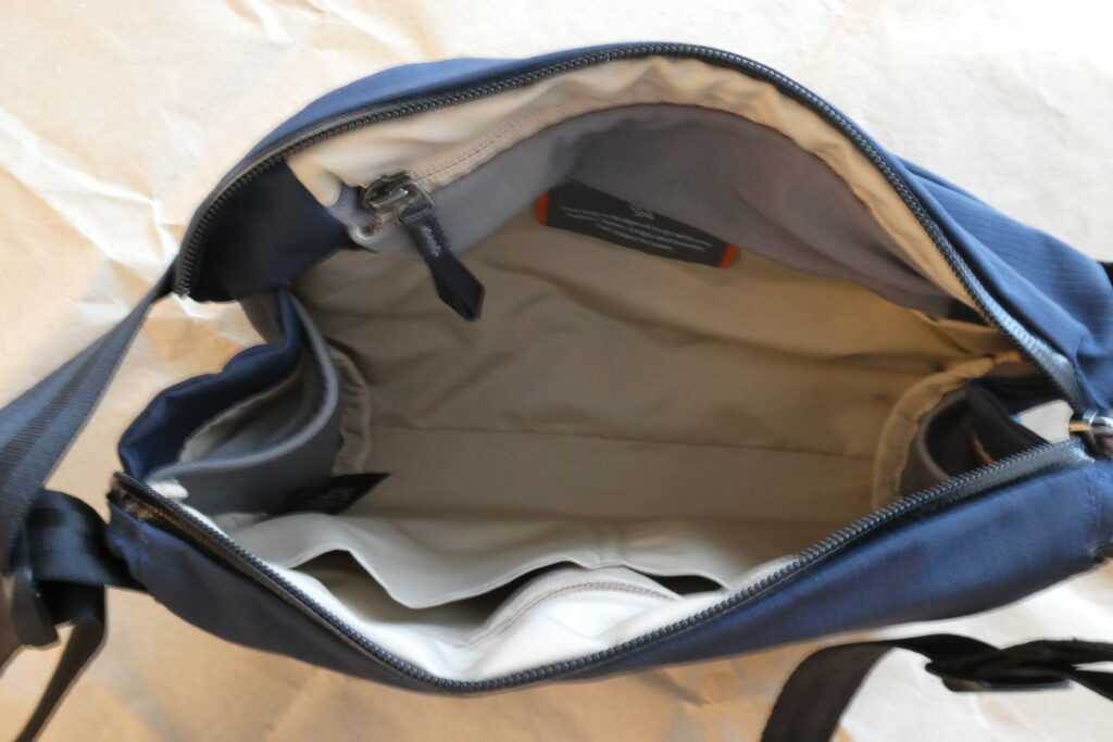 Bellroy Venture Sling 9L 内部・上から見た様子