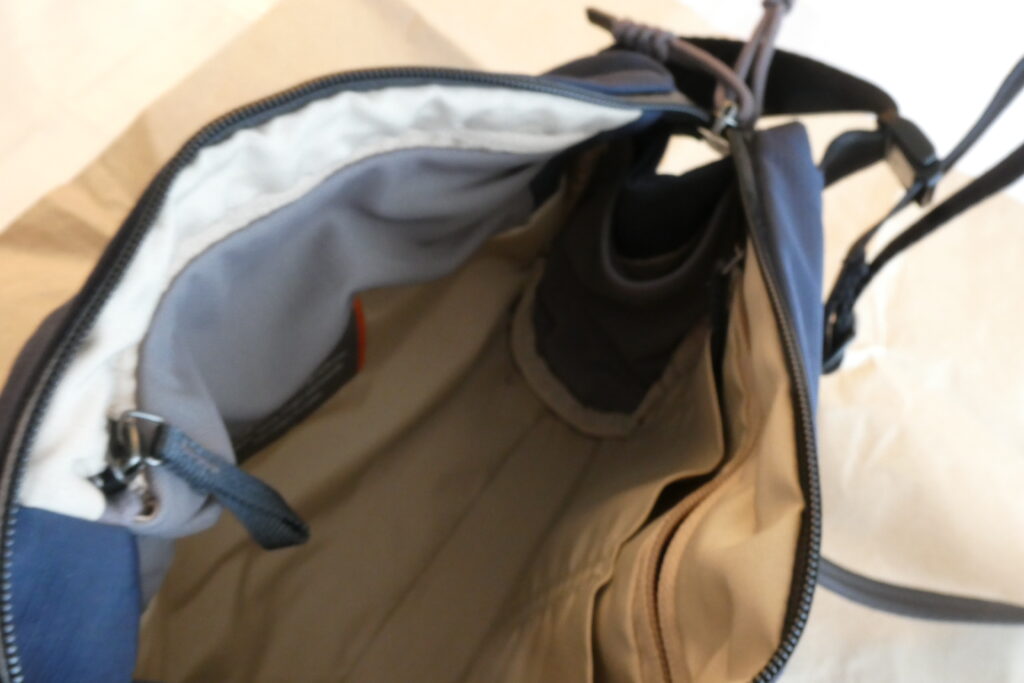 Bellroy Venture Sling 9L 内部・上から見た様子