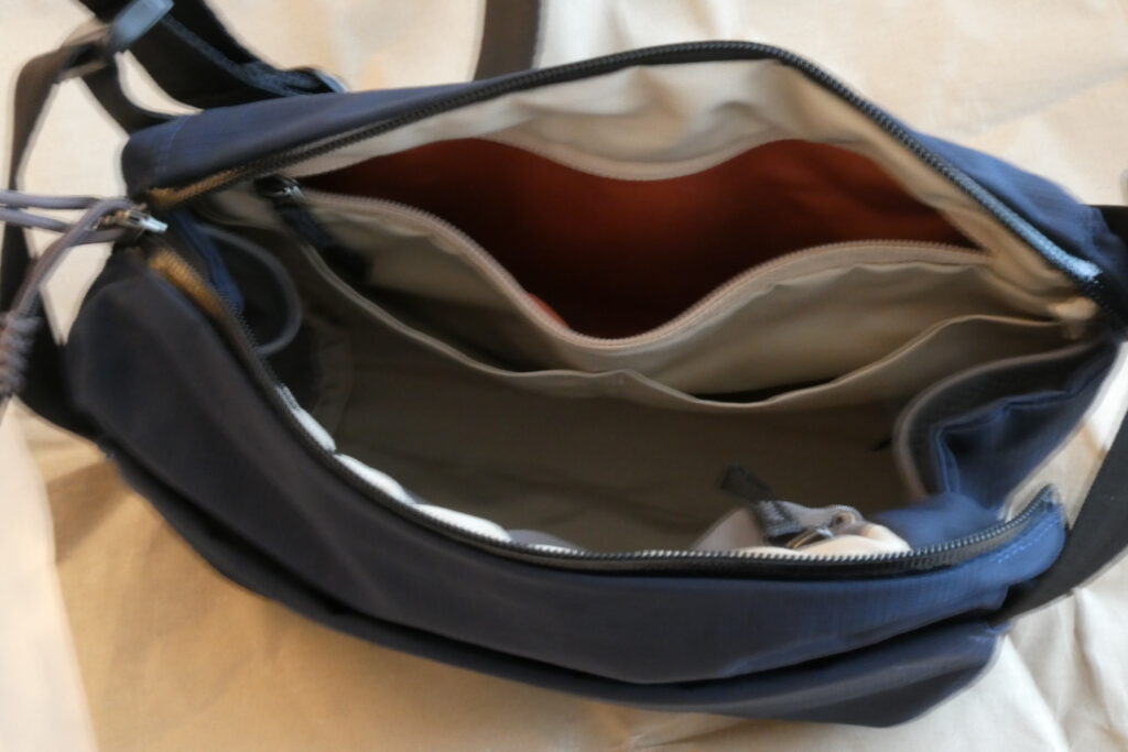 Bellroy Venture Sling 9L 内部・上から見た様子