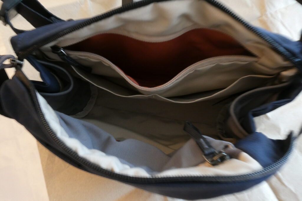 Bellroy Venture Sling 9L 内部・背面ポケット広がり