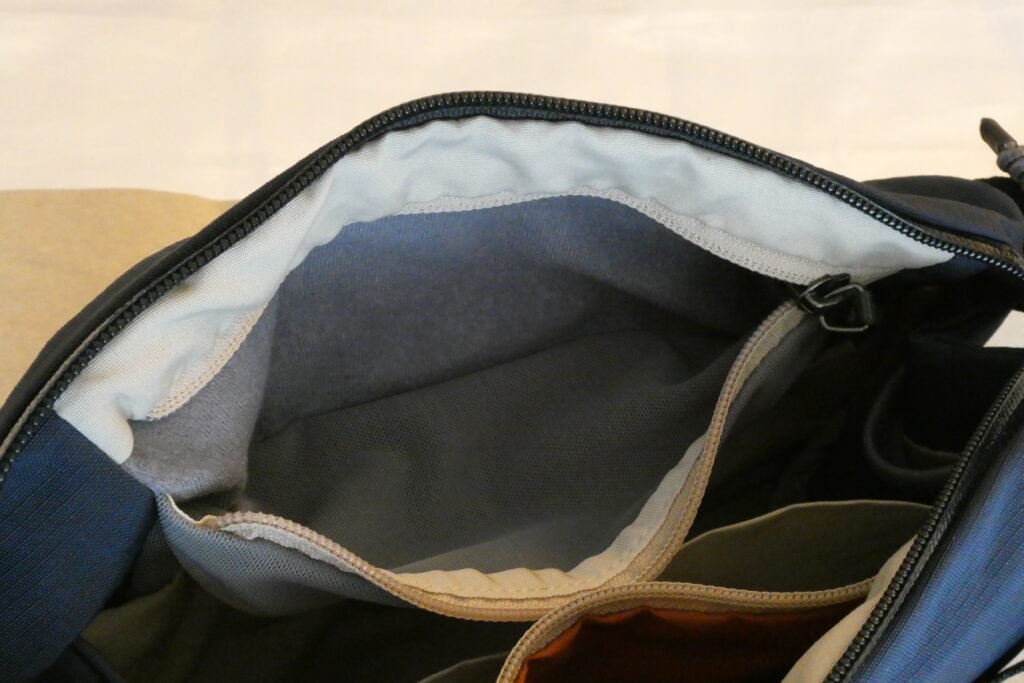 Bellroy Venture Sling 9L 内部・サングラスポケット生地