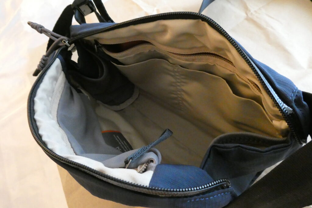 Bellroy Venture Sling 9L 内部