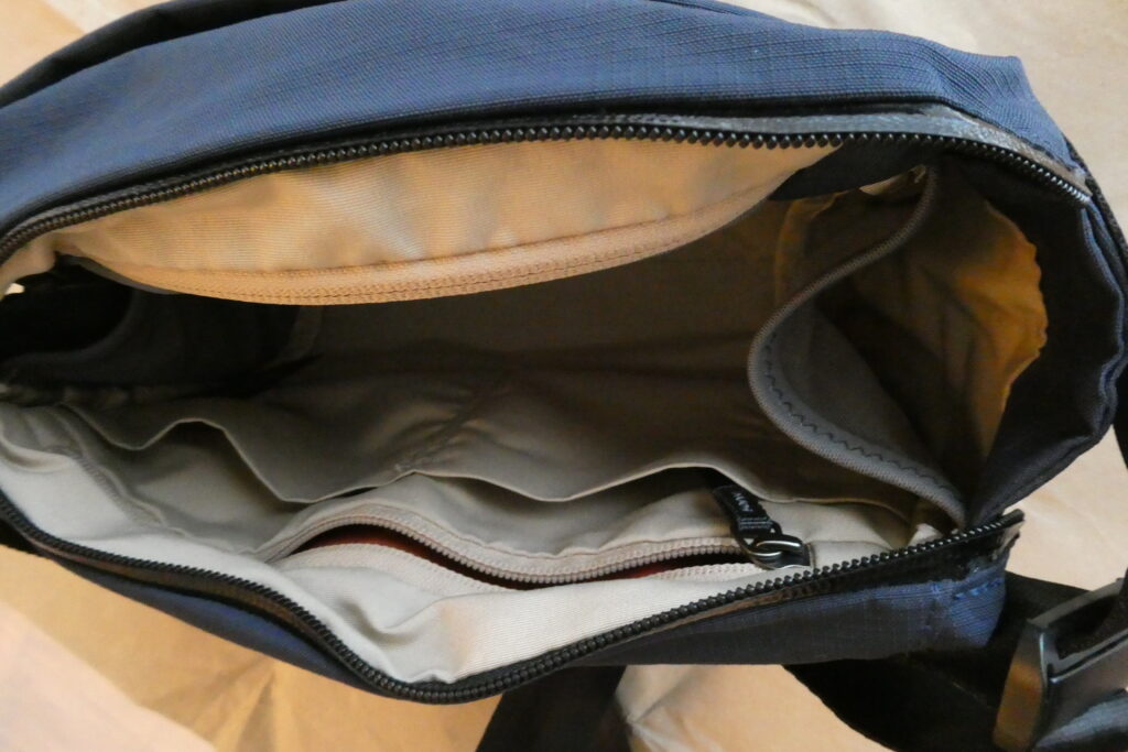 Bellroy Venture Sling 9L 内部
