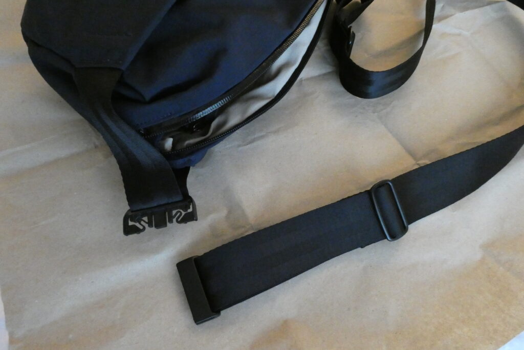 Bellroy Venture Sling 9L ストラップバックル着脱