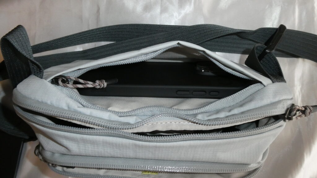 Bellroy Venture Ready Sling 2.5L 背面隠しポケット