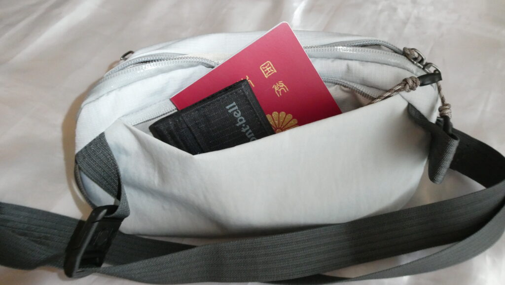 Bellroy Venture Ready Sling 2.5L 財布とパスポート
